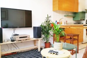 Kühlschrank, Mikrowelle, Kochgeschirr/Geschirr/Besteck