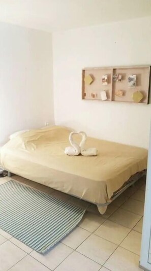 1 chambre, fer et planche à repasser