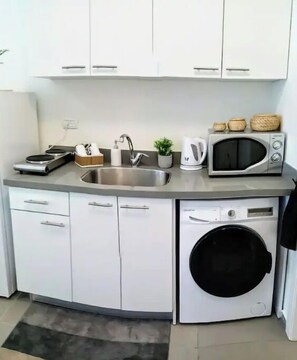 Kühlschrank, Mikrowelle, Kochgeschirr/Geschirr/Besteck