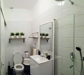 Shower - ❤️LocalsTLV Affordable Studio On Jerusalem Ave! (Tel Aviv-Yafo)