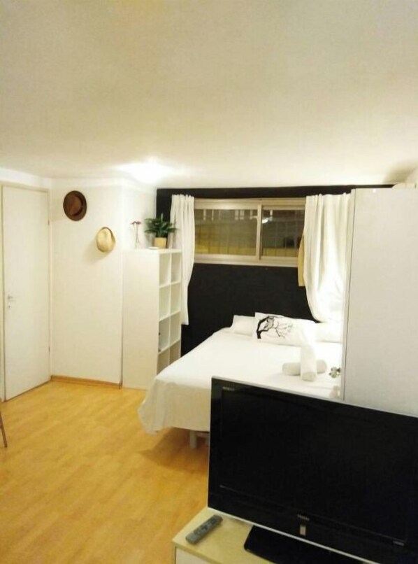 1 chambre, fer et planche à repasser, accès à Internet (gratuit)