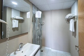 Standard Double or Twin Room | Bathroom