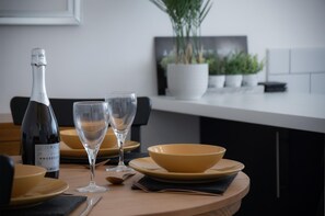 Dining - Ivy Cellar - 2 Bedroom Apartment - Tenby (Tenby)