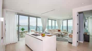 Ropa de cama de alta calidad y caja de seguridad en la habitación