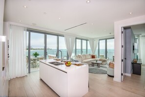 Roba de llit d'alta qualitat i caixa forta a l'habitació 