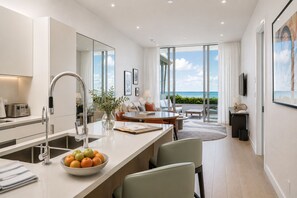 Suite Mewah, pemandangan laut sebagian | Dapur pribadi | Microwave, kompor, mesin pencuci piring, dan mesin espresso