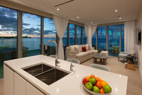 Two bedroom Edge Suite | Area soggiorno | TV a schermo piatto, film pay-per-view, servizi in streaming