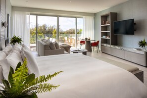 Gold Terrace Studio | Sengetøy av topp kvalitet, safe på rommet og blendingsgardiner