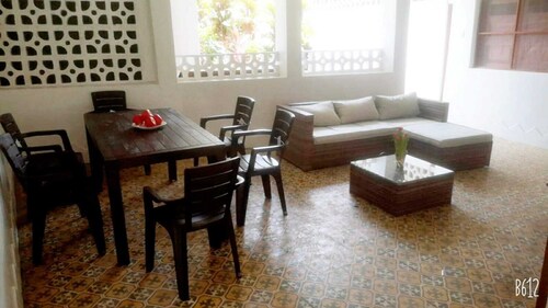 Rentamos habitaciones privadas c/baño privado, en el centro de la ciudad.