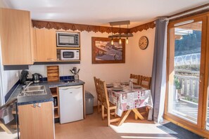 Fridge, microwave, dishwasher - 100m from resort center, 1st floor, view ski slopes, swimming pool, sauna, balcony, tv, ski locker (Les Orres)