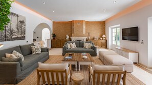 Smart-tv, een open haard en een stereo