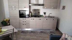 Kühlschrank, Ofen, Herdplatte, Kochgeschirr/Geschirr/Besteck