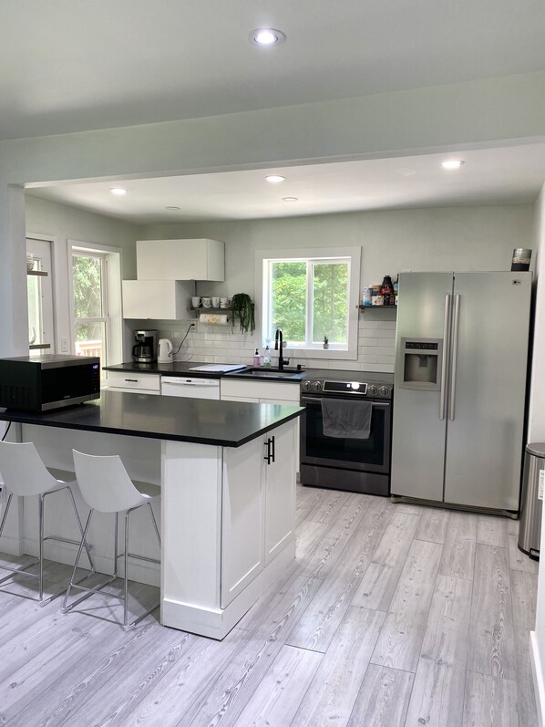 Kjøleskap, mikrobølgeovn, ovn og kokeplater