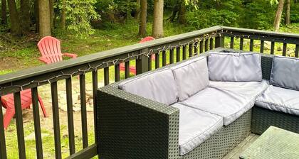 Modern Cottage with Beautiful Backyard and Firepit!