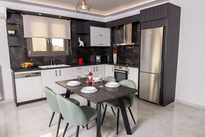 Kühlschrank, Mikrowelle, Ofen, Geschirrspüler