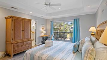 3 habitaciones, escritorio y tabla de planchar con plancha