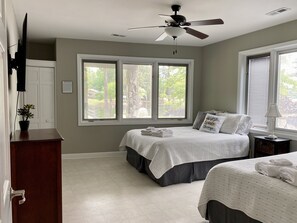 5 chambres, bureau, fer et planche à repasser, lit de bébé portatif