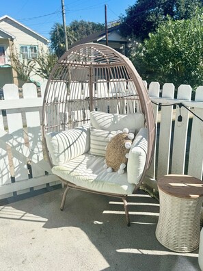 Property grounds - Cozy Beach Cottage- Minutes to the beach & Historic Strand (Galveston)