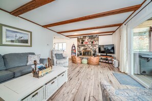 Smart TV, video games, DVD player, books - Unwind in Riverfront Comfort — Hot Tub, Fire Pit, Boat Slip, Kayaks (South Haven)