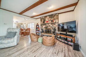 Smart TV, video games, DVD player, books - Unwind in Riverfront Comfort — Hot Tub, Fire Pit, Boat Slip, Kayaks (South Haven)