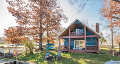 Unwind in Riverfront Comfort — Hot Tub, Fire Pit, Boat Slip, Kayaks