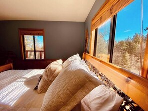 4 habitaciones, escritorio y tabla de planchar con plancha 