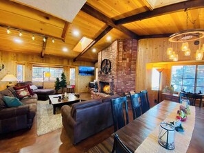 テレビ、暖炉、テレビゲーム、書斎 / ワークスペース