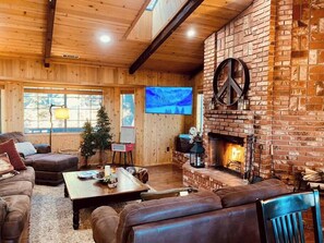 テレビ、暖炉、テレビゲーム、書斎 / ワークスペース