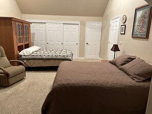 4 bedrooms, desk, iron/ironing board, free WiFi