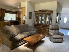 スマートテレビ、暖炉、DVD プレーヤー、書庫