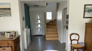 Una cocina amplia con comedor, una escalera y vistas al exterior.