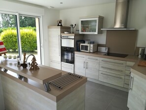 Kjøleskap, mikrobølgeovn, ovn og kokeplater