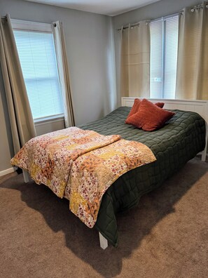 2 bedrooms, iron/ironing board, free WiFi, bed sheets - The Hen House (Edenton)