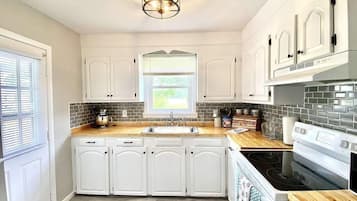 Fridge, oven, stovetop, coffee/tea maker