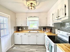 Fridge, oven, stovetop, coffee/tea maker - The Hen House (Edenton)