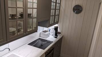 Fridge, oven, stovetop, dishwasher