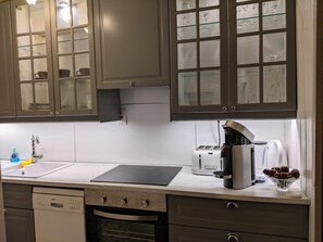 冷蔵庫、オーブン、コンロ、食器洗い機