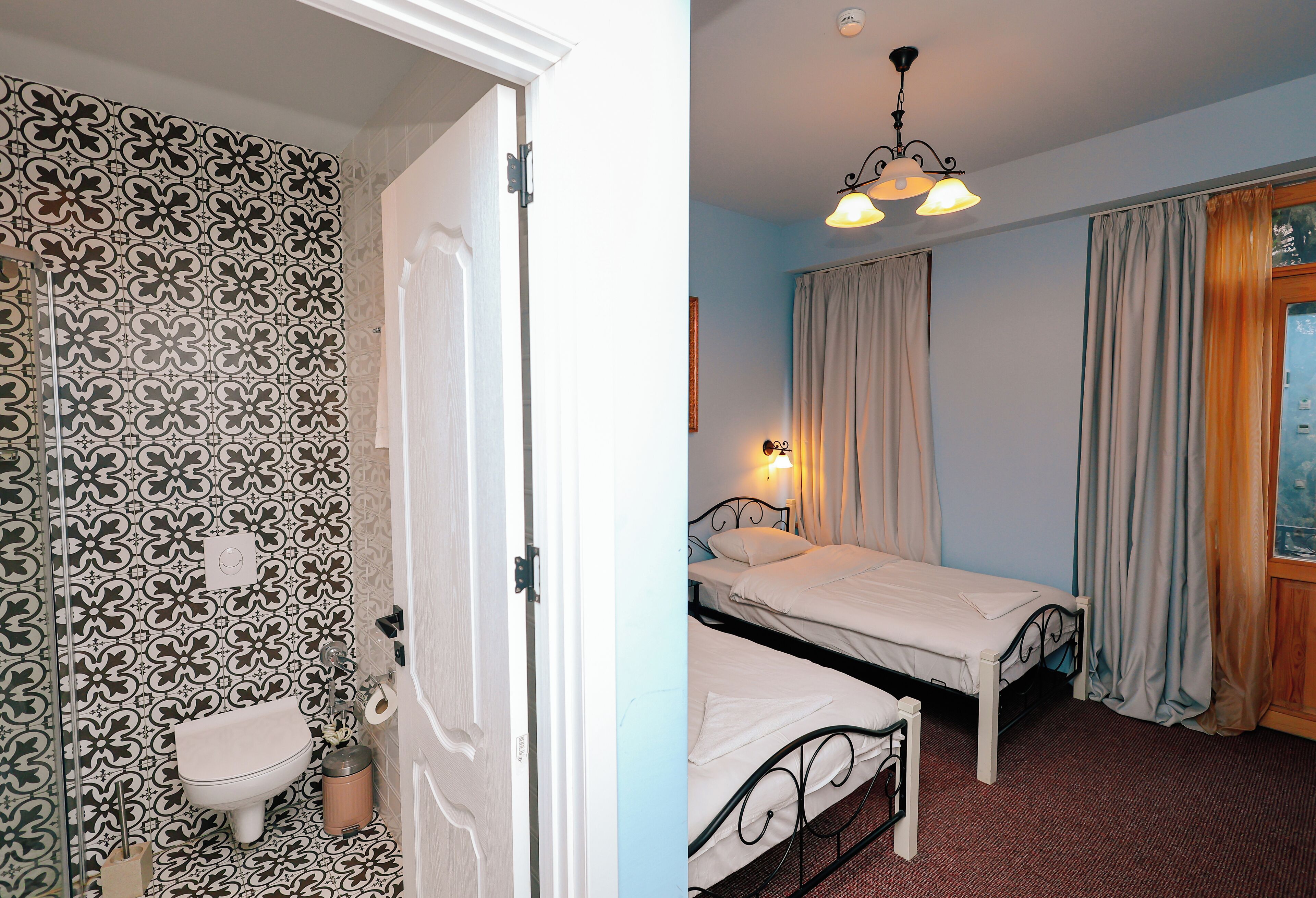 أغطية فراش متميزة وأسرّة سليكت كومفورت وميني بار وخزنة داخل الغرفة