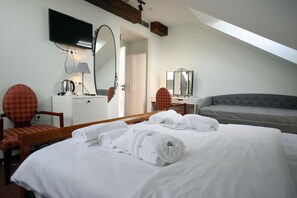 Chambre Triple Deluxe | Literie de qualité supérieure, matelas Select Comfort, minibar