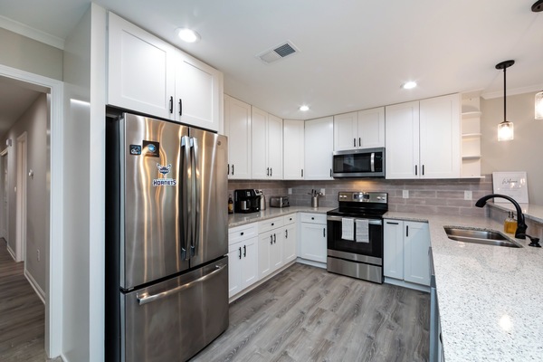 Een koelkast, een microgolfoven, een oven, een kookplaat