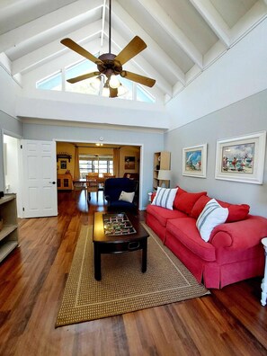 Smart TV, videojuegos, reproductor de DVD y futbolito 