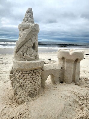 Una spiaggia nelle vicinanze, lettini da mare