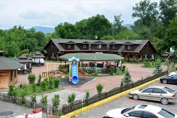 Surrounded by woods, this lodge offers a family-friendly atmosphere with a playground and cabins.