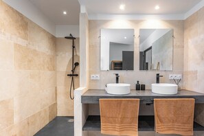 Dusche, Haartrockner, Handtücher, Toilettenpapier