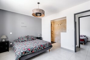3 bedrooms, travel crib, free WiFi, bed sheets