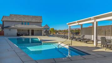 Een buitenzwembad en een verwarmd zwembad