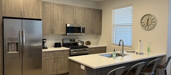 3 BR Townhouse w/View/Private Patio in Santa Clara/Heated Pool/EV Friendly