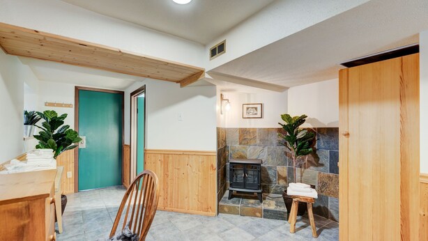 舒适公寓, 3 间卧室, 一层 | 起居区 | 45-英寸纯平电视 （配备有线频道）、电视