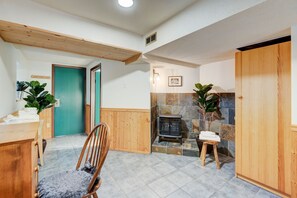 Comfort Apartment, 3 Bedrooms, Ground Floor | Living area