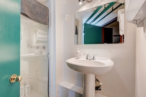 Departamento Confort, 3 habitaciones, planta baja | Baño | Jabón, shampoo, papel de baño